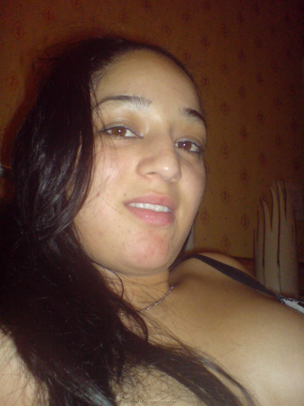 Арабская сучка позирует в спальне в нижнем белье 30 фотография