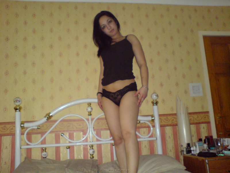 Арабская сучка позирует в спальне в нижнем белье 15 фотография
