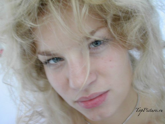 Молодая блондинка не прочь щеголять по дому в одних трусах 1 фотография