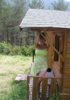 Женщина разделась на крыльце лесного домика 3 фото