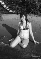 Стройные милашки отдыхают на море в бикини 4 фото