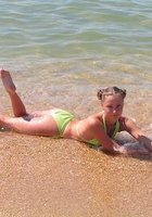 Стройные милашки отдыхают на море в бикини 6 фото