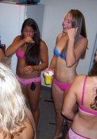 Выпившие девки в купальниках тусуются на вечеринках 11 фото