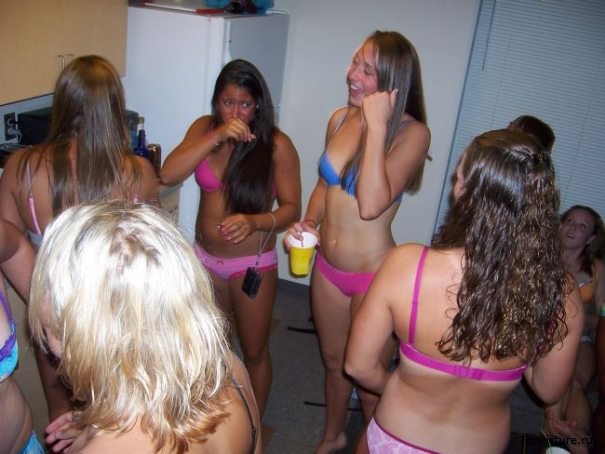 Выпившие девки в купальниках тусуются на вечеринках 11 фотография