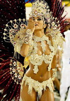Нарядные танцовщицы щеголяют по улицам на карнавале в Рио 3 фотография
