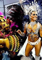 Нарядные танцовщицы щеголяют по улицам на карнавале в Рио 7 фото