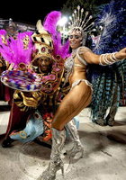 Нарядные танцовщицы щеголяют по улицам на карнавале в Рио 8 фотография