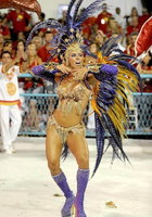 Нарядные танцовщицы щеголяют по улицам на карнавале в Рио 9 фотография