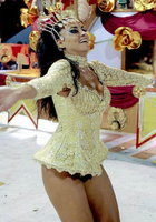 Нарядные танцовщицы щеголяют по улицам на карнавале в Рио 11 фото