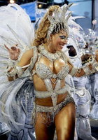 Нарядные танцовщицы щеголяют по улицам на карнавале в Рио 18 фото
