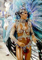 Нарядные танцовщицы щеголяют по улицам на карнавале в Рио 20 фото