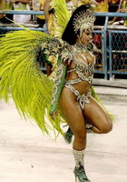 Нарядные танцовщицы щеголяют по улицам на карнавале в Рио 21 фото