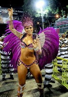 Нарядные танцовщицы щеголяют по улицам на карнавале в Рио 22 фотография