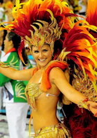 Нарядные танцовщицы щеголяют по улицам на карнавале в Рио 24 фотография