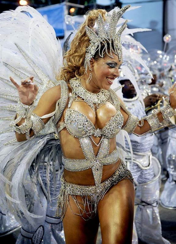 Нарядные танцовщицы щеголяют по улицам на карнавале в Рио 18 фотография