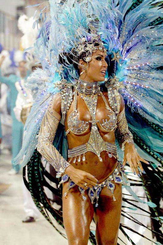 Нарядные танцовщицы щеголяют по улицам на карнавале в Рио 20 фотография