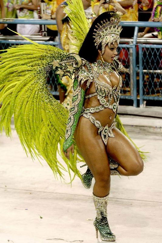 Нарядные танцовщицы щеголяют по улицам на карнавале в Рио 21 фотография
