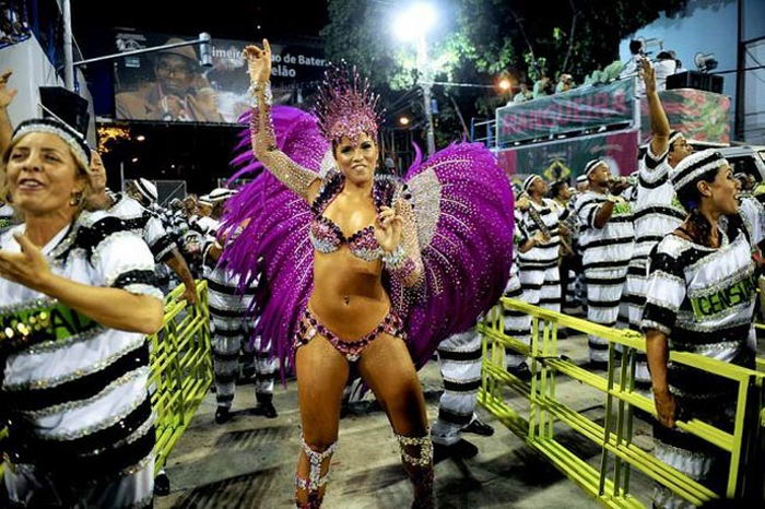 Нарядные танцовщицы щеголяют по улицам на карнавале в Рио 22 фотография