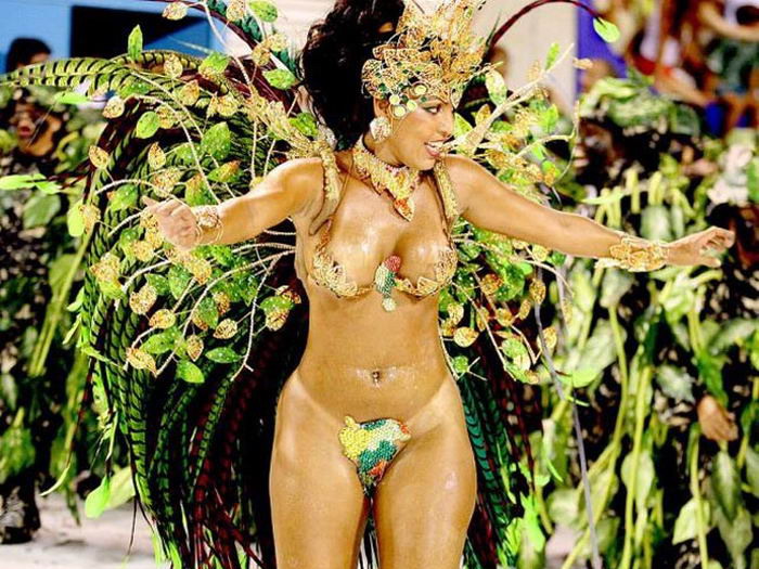 Нарядные танцовщицы щеголяют по улицам на карнавале в Рио 25 фотография