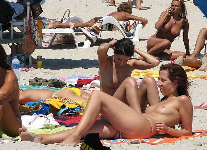 Сисястые сучки отдыхают на пляже без лифчика 9 фотография