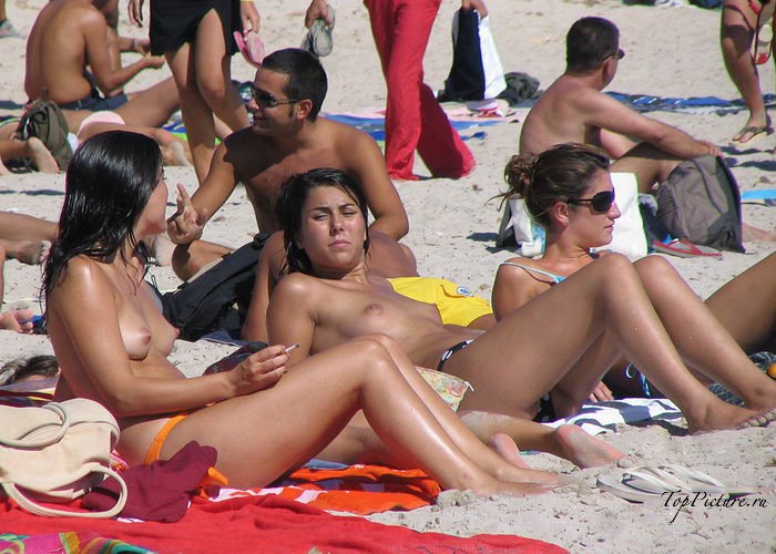 На пляже мамзели отдыхают топлес 5 фотография