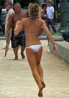 Девушки в купальниках бегают по пляжу 12 фотография