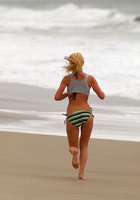 Девушки в купальниках бегают по пляжу 14 фото