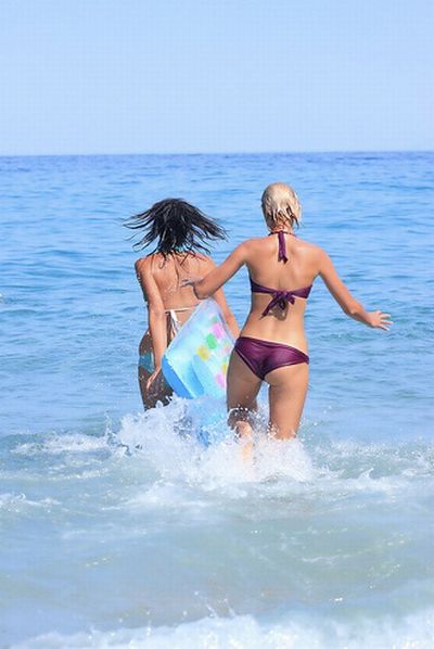 Девушки в купальниках бегают по пляжу 15 фотография