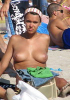 Грудастые барышни отдыхают на пляжах топлес 2 фото