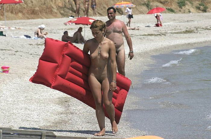 Грудастые барышни отдыхают на пляжах топлес 7 фотография