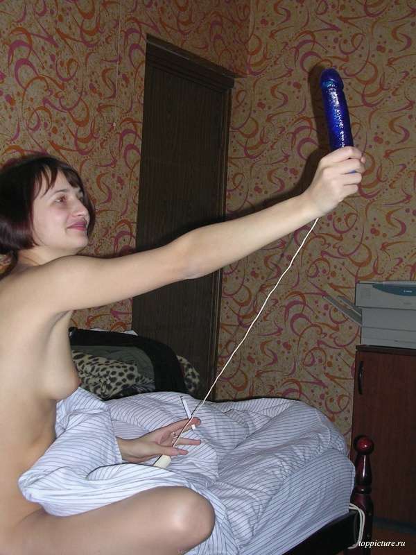 Дама мастурбирует манду вибратором лежа на кровати 2 фотография