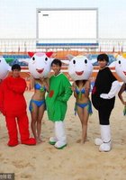 Азиатские черлидерши в купальниках тренируются на песке 3 фотография