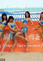 Азиатские черлидерши в купальниках тренируются на песке 10 фотография