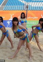 Азиатские черлидерши в купальниках тренируются на песке 15 фото