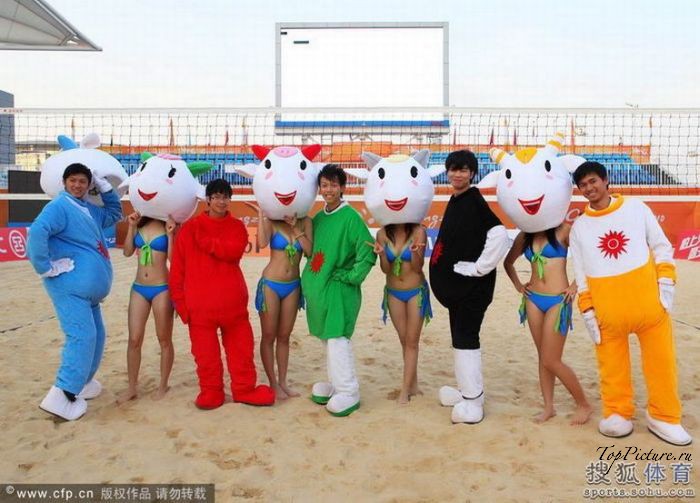 Азиатские черлидерши в купальниках тренируются на песке 3 фотография