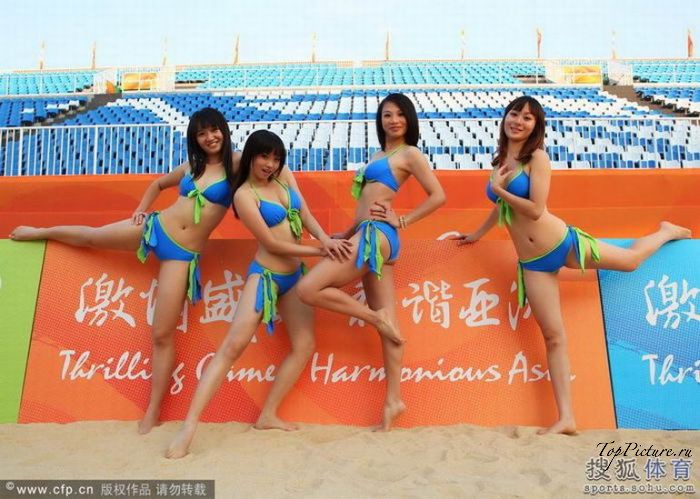 Азиатские черлидерши в купальниках тренируются на песке 10 фотография