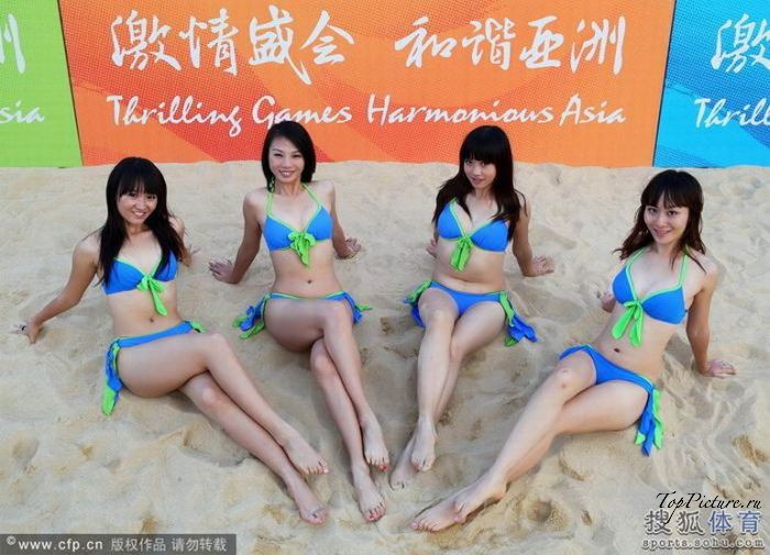 Азиатские черлидерши в купальниках тренируются на песке 18 фотография