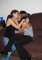 Бухзие лесбиянки целуются взасос 15 фотография