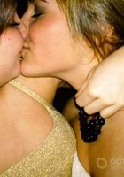 Бухзие лесбиянки целуются взасос 17 фото