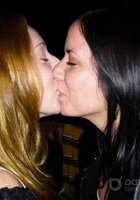 Бухзие лесбиянки целуются взасос 18 фотография