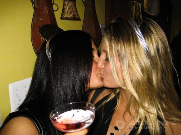 Бухзие лесбиянки целуются взасос 6 фотография