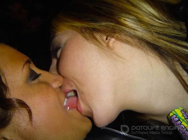 Бухзие лесбиянки целуются взасос 7 фотография