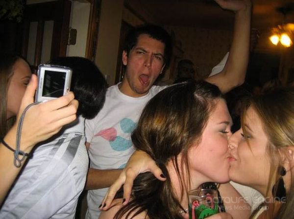 Бухзие лесбиянки целуются взасос 9 фотография