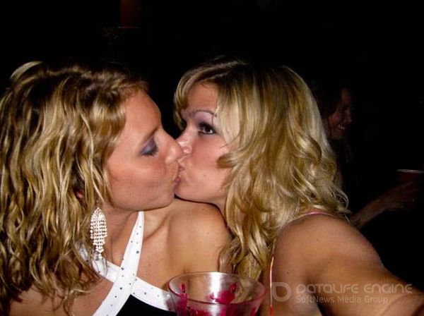 Бухзие лесбиянки целуются взасос 10 фотография