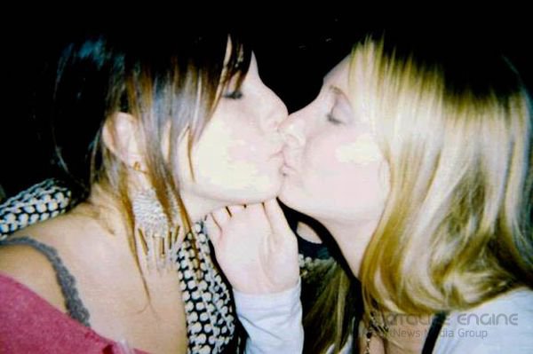 Бухзие лесбиянки целуются взасос 11 фотография