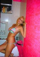 Молодая блондинка позирует в нижнем белье на съемной квартире 9 фотография