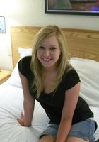 Молодая блондинка позирует в нижнем белье на съемной квартире 10 фото