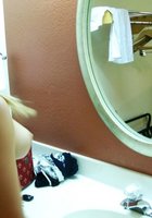 Молодая блондинка позирует в нижнем белье на съемной квартире 14 фотография