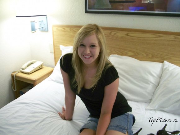 Молодая блондинка позирует в нижнем белье на съемной квартире 10 фотография