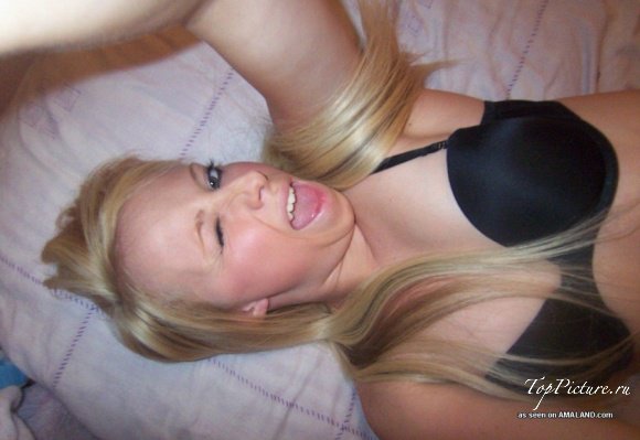 Молодая блондинка позирует в нижнем белье на съемной квартире 18 фотография